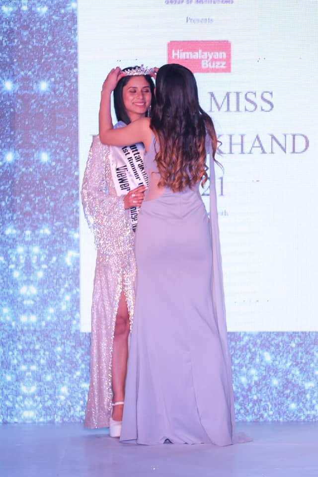 Vaishali Verma being crowned by Himalayan Buz Miss Uttarakhand 2020 Runner Up Kashish Chopra
